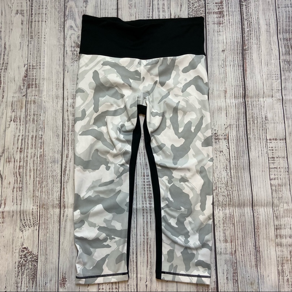 Gap Fit Blackout Technology Camo Front Capri.  Size Medium. EUC